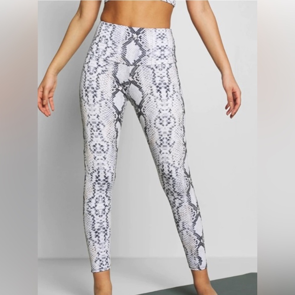 ONZIE‎ Gray & White Cropped Snake Print Leggings Size Medium - Picture 2 of 9